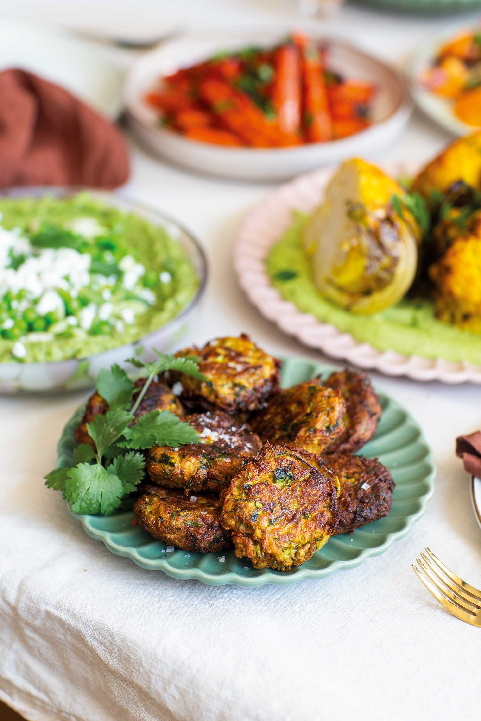 Örtiga biffar med zucchini på en vit tallrik