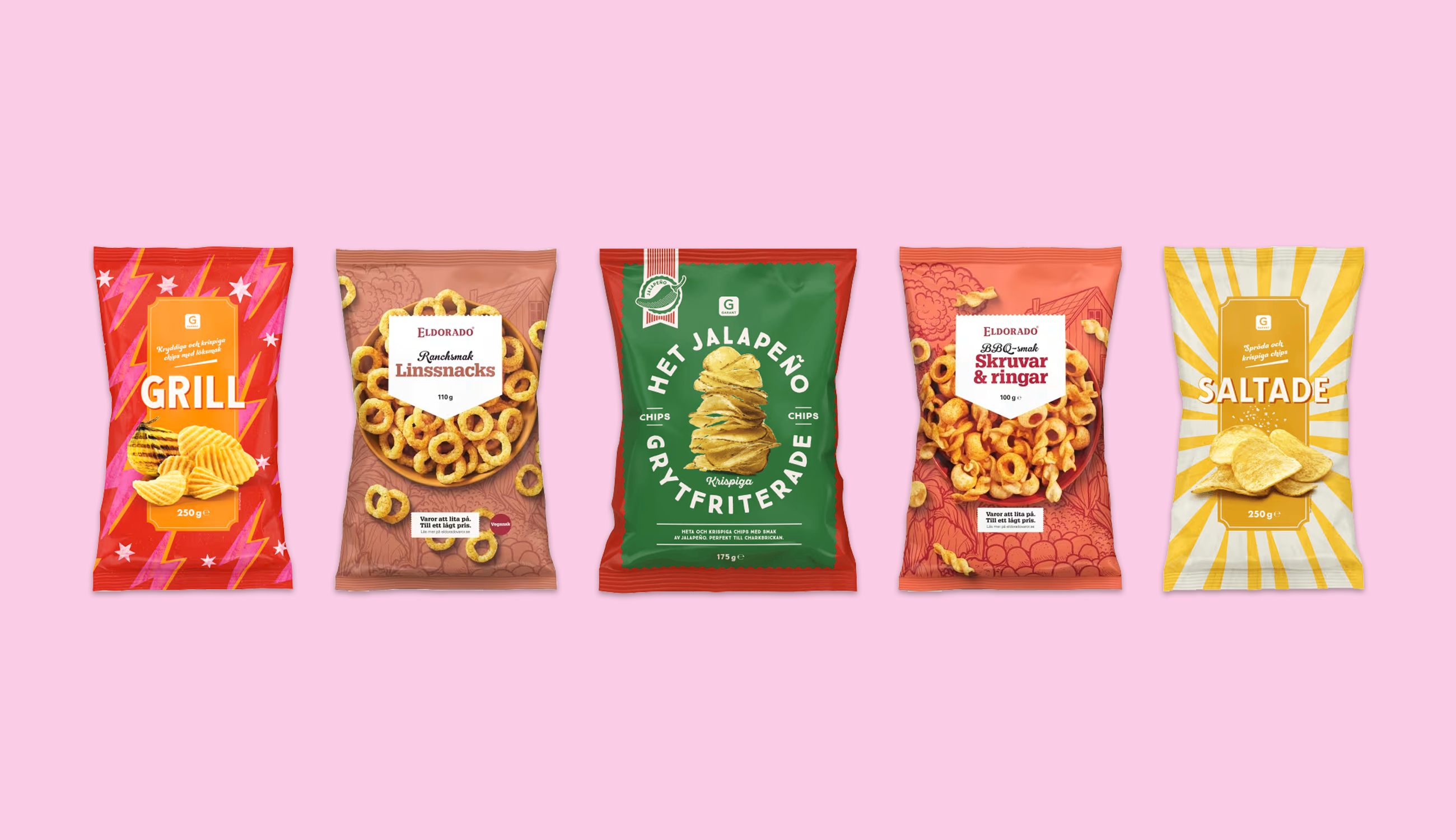 fem påsar veganska chips uppradade mot en ljusrosa bakgrund