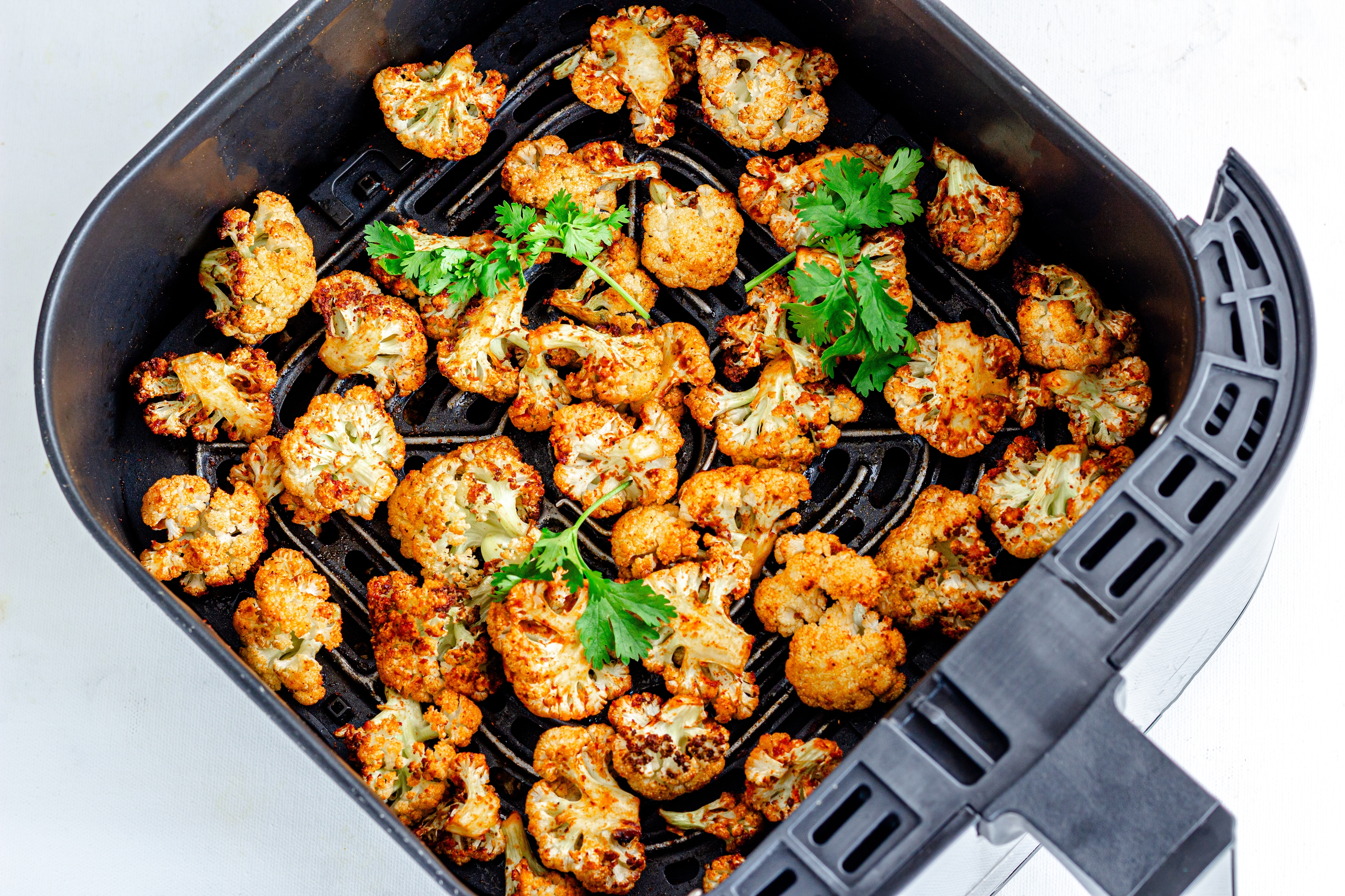 En airfryer med blomkål i