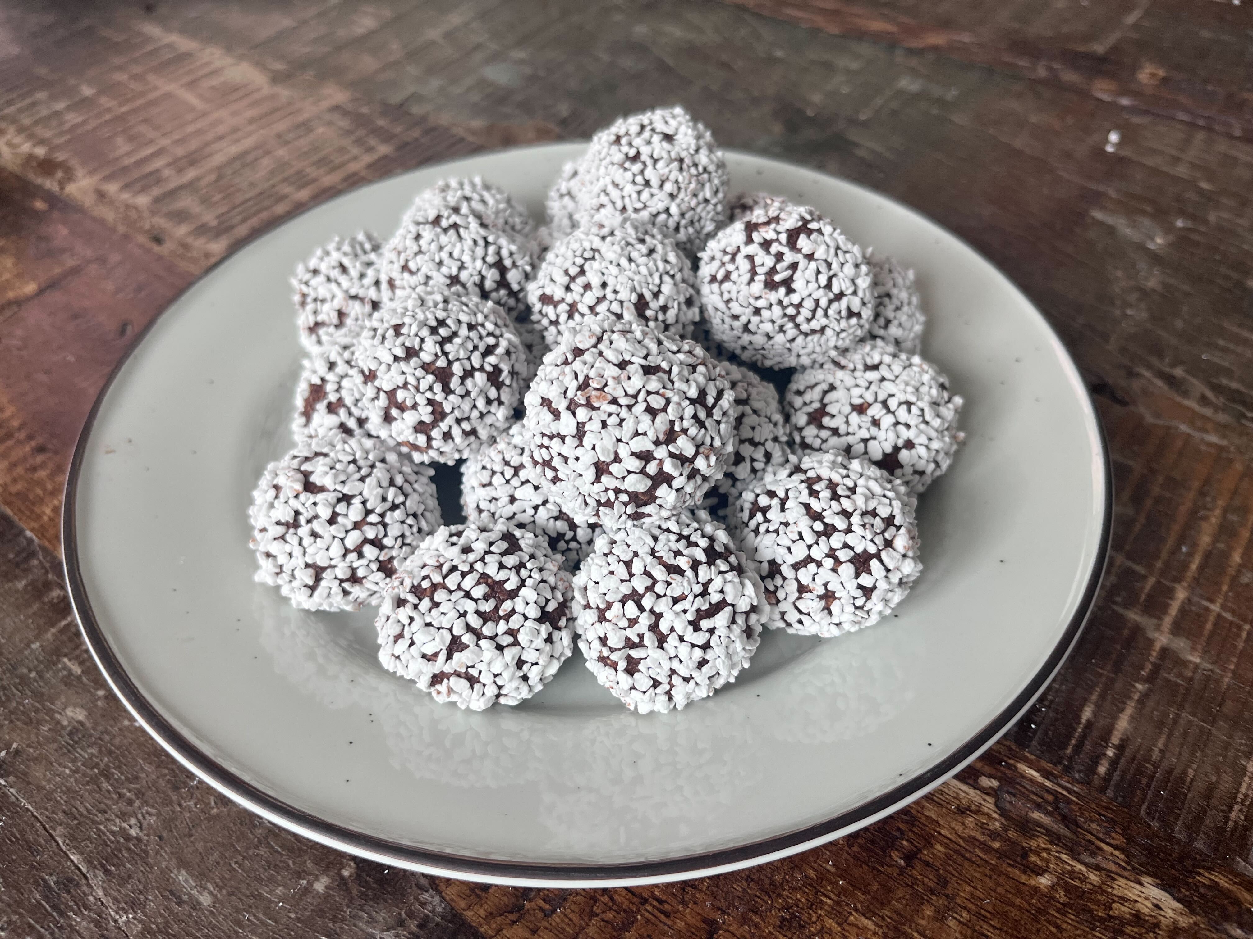 Chokladbollar på ett fat