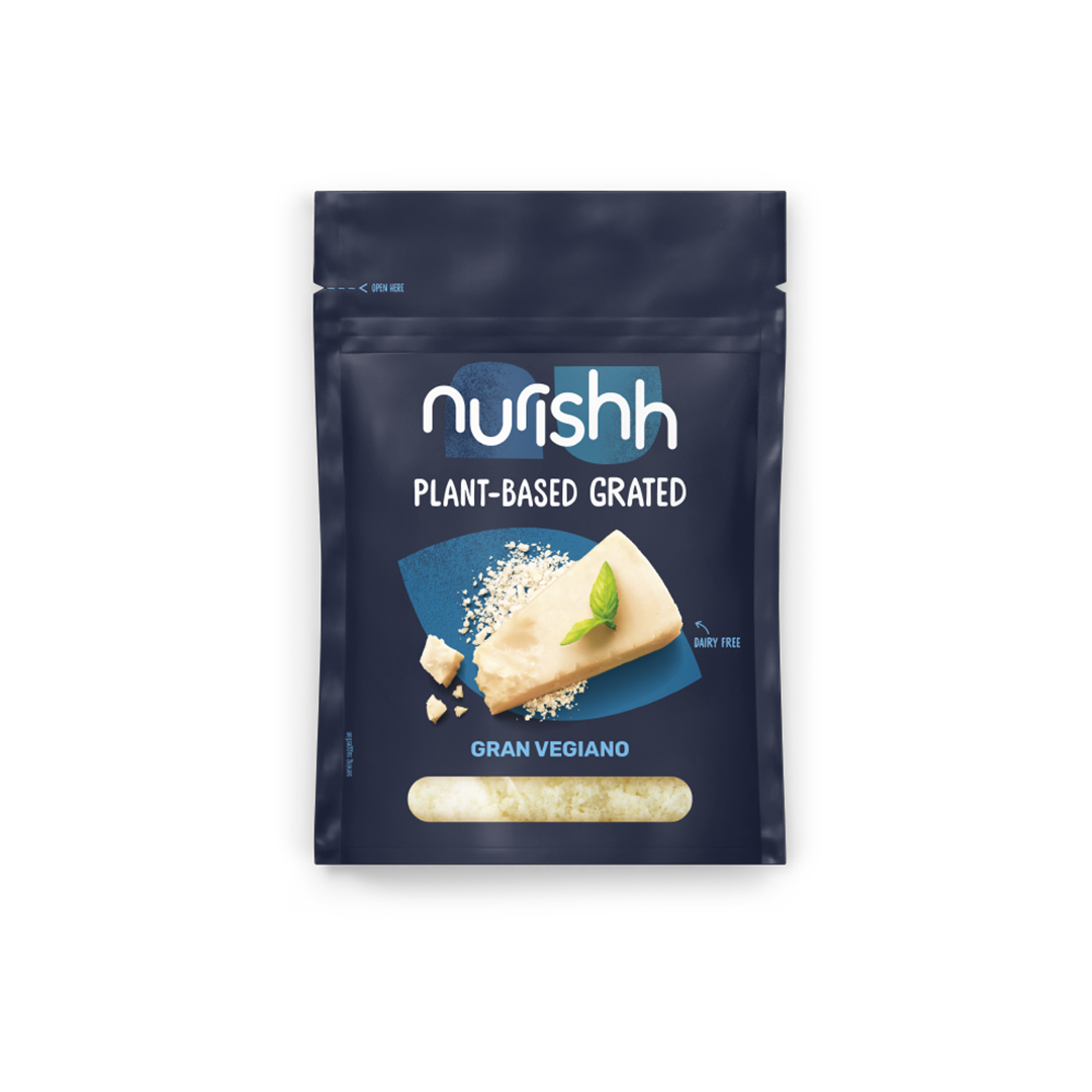 en påse riven vegansk ost mot en vit bakgrund