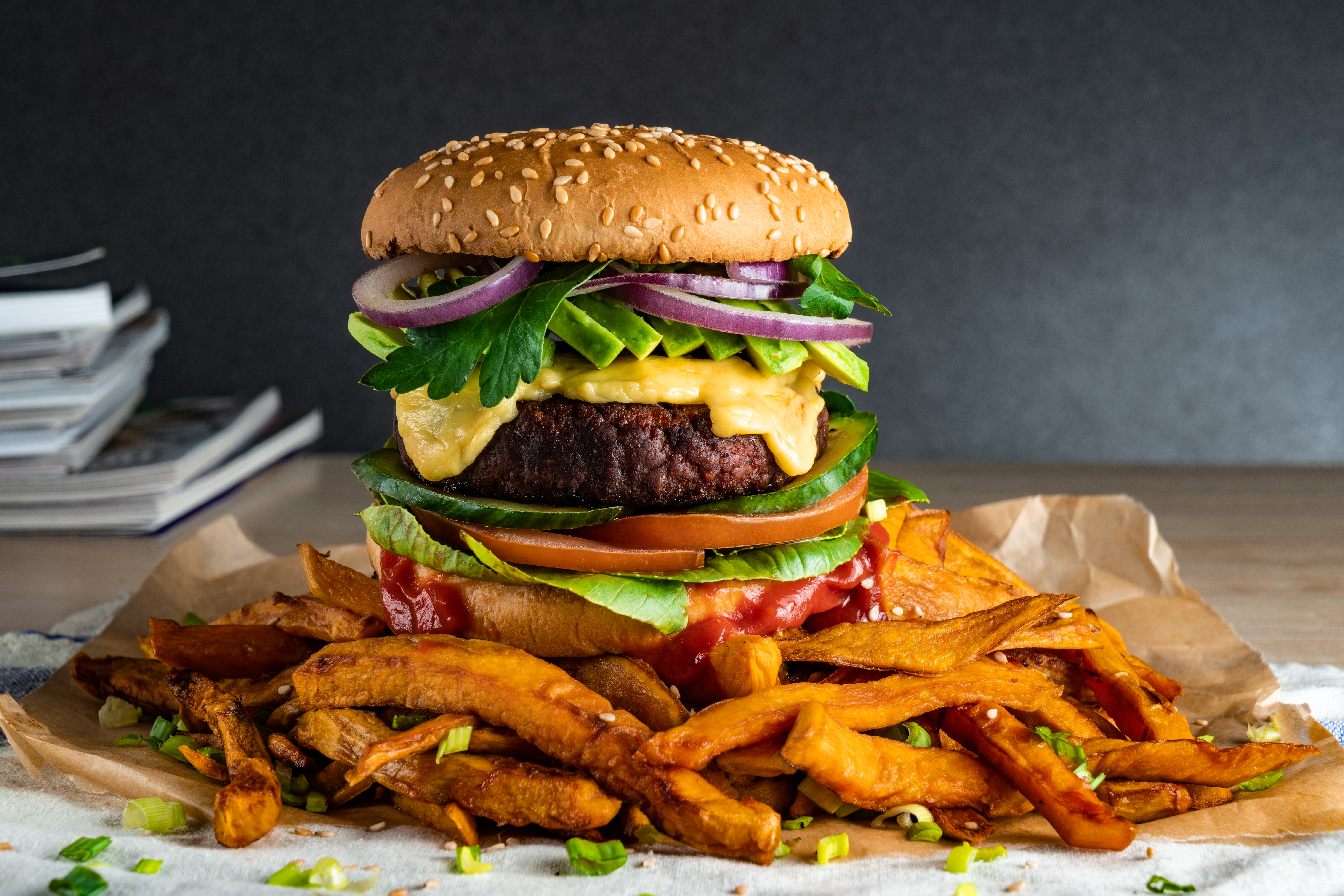 Vegansk hamburgare med sötpotatispommes