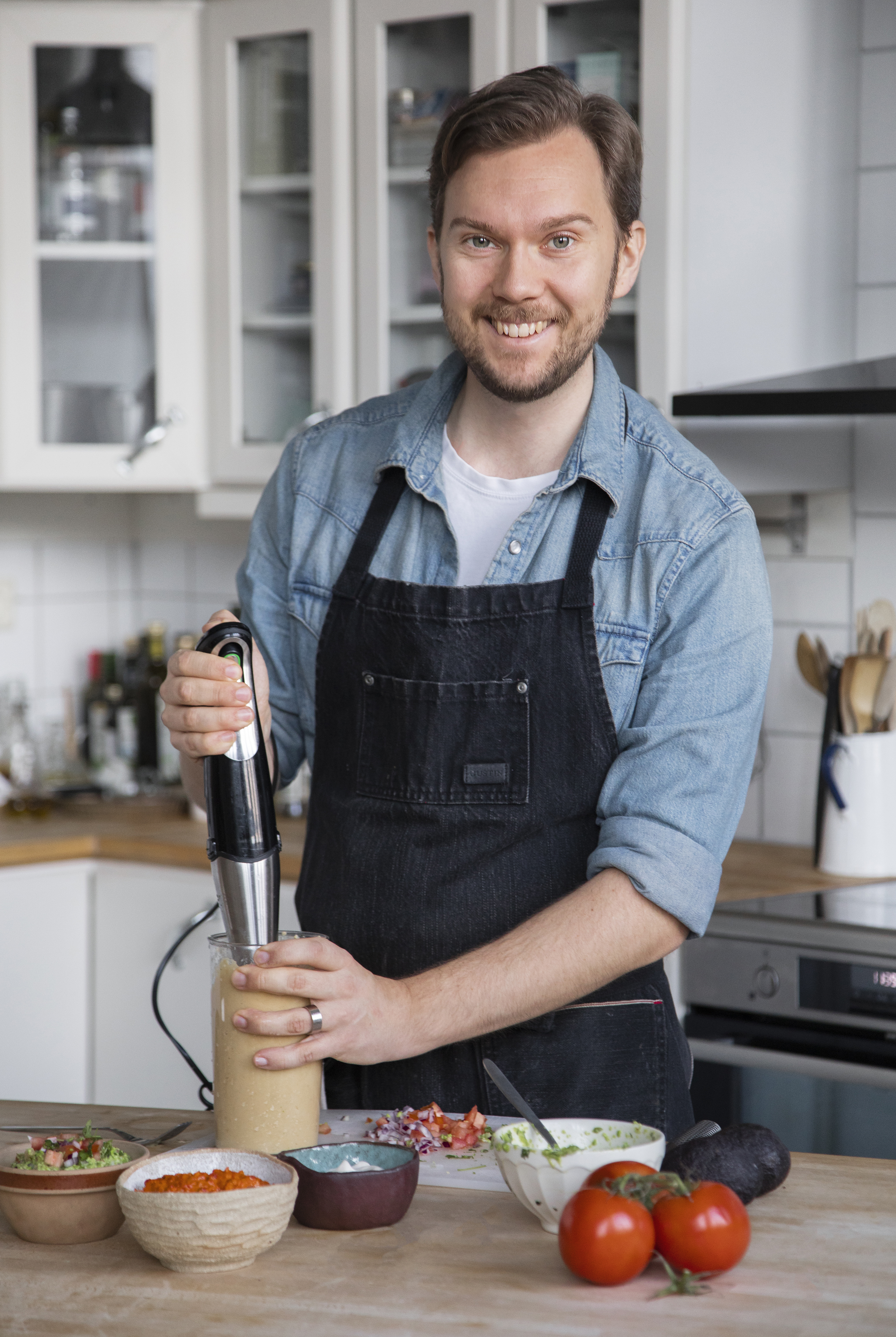 Foto på veganska matkreatören Gustav Johansson i ett kök