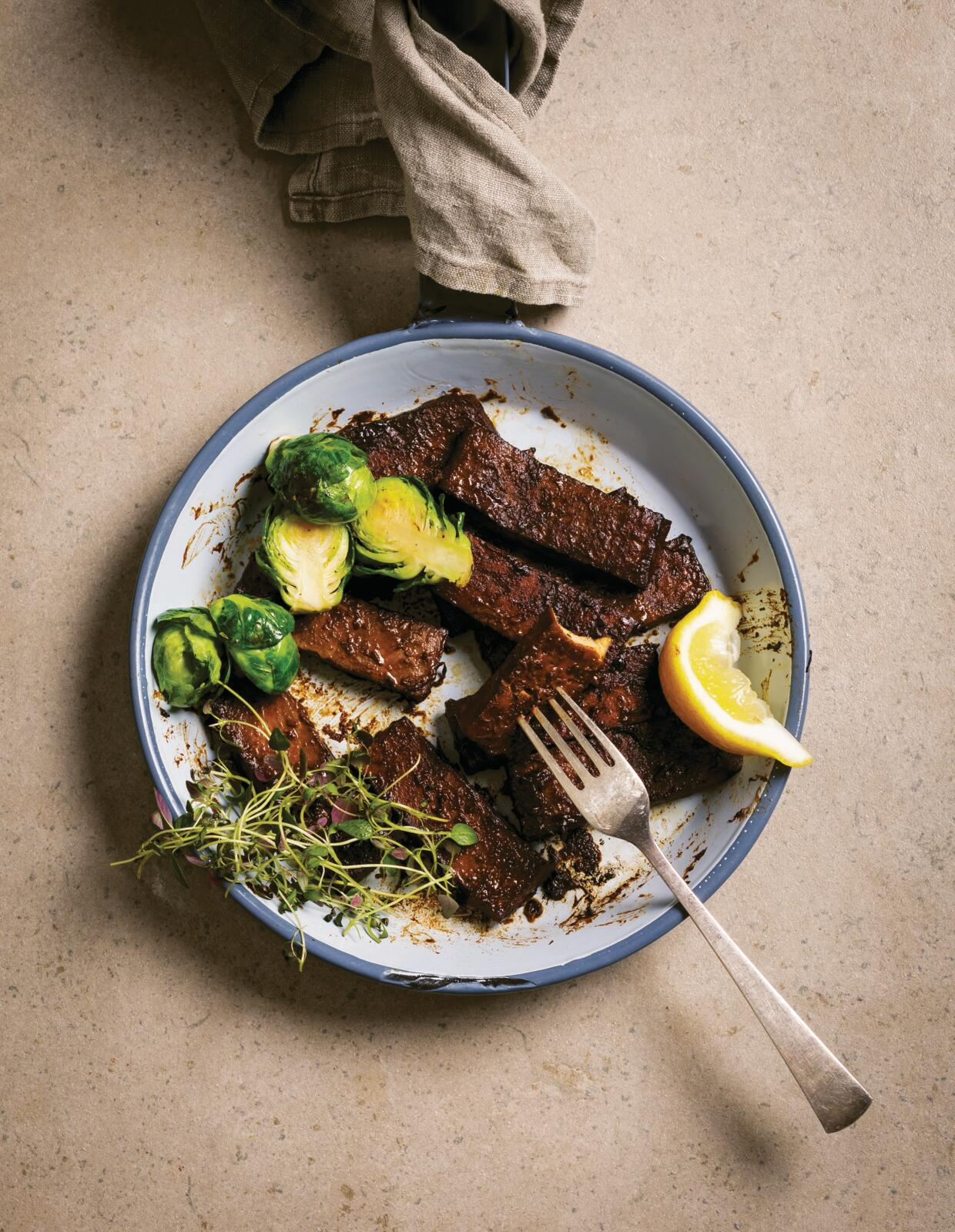 En tallrik med veganska revbensspjäll av tofu