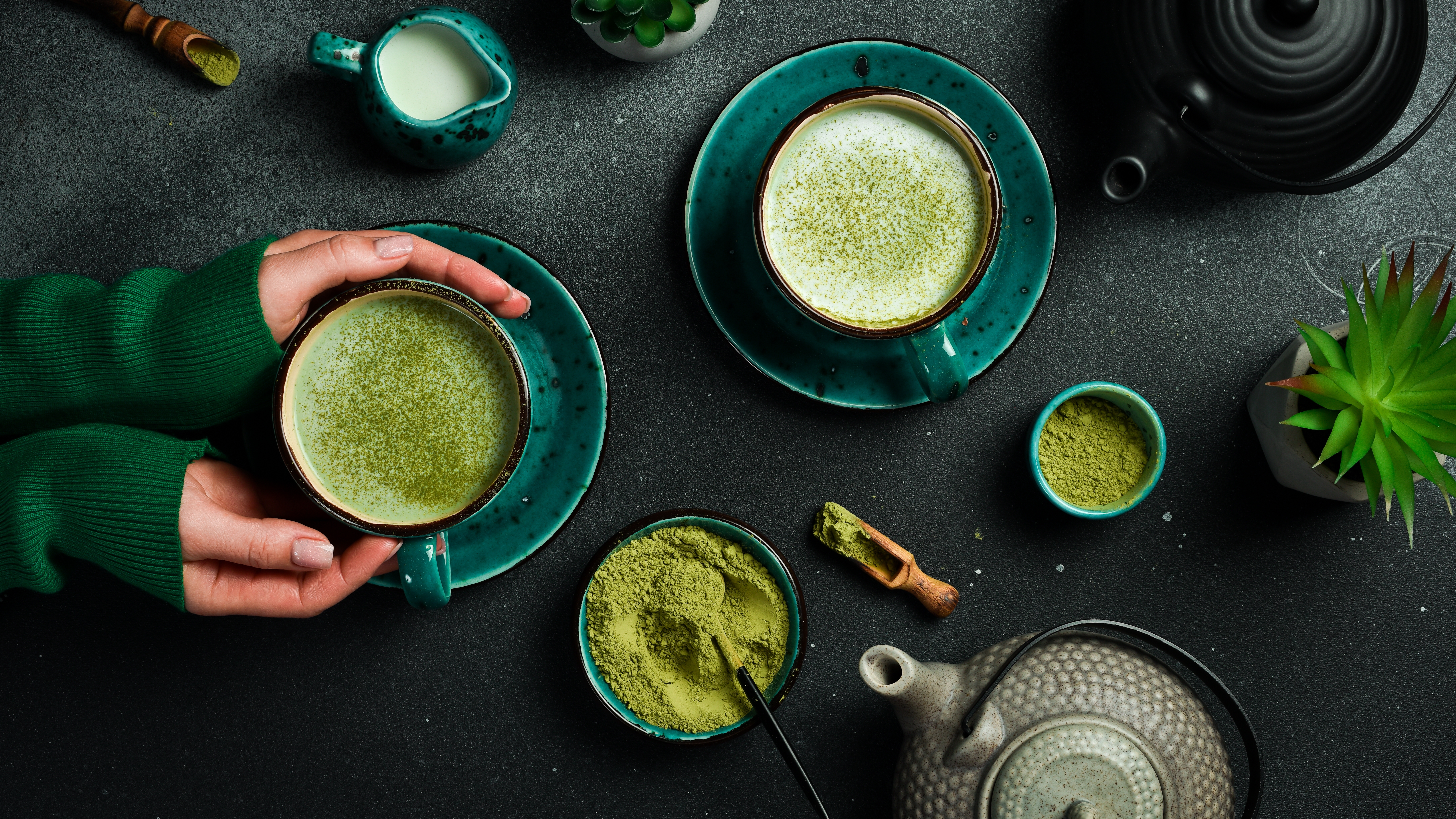 Matcha latte i två koppar, bild uppifrån