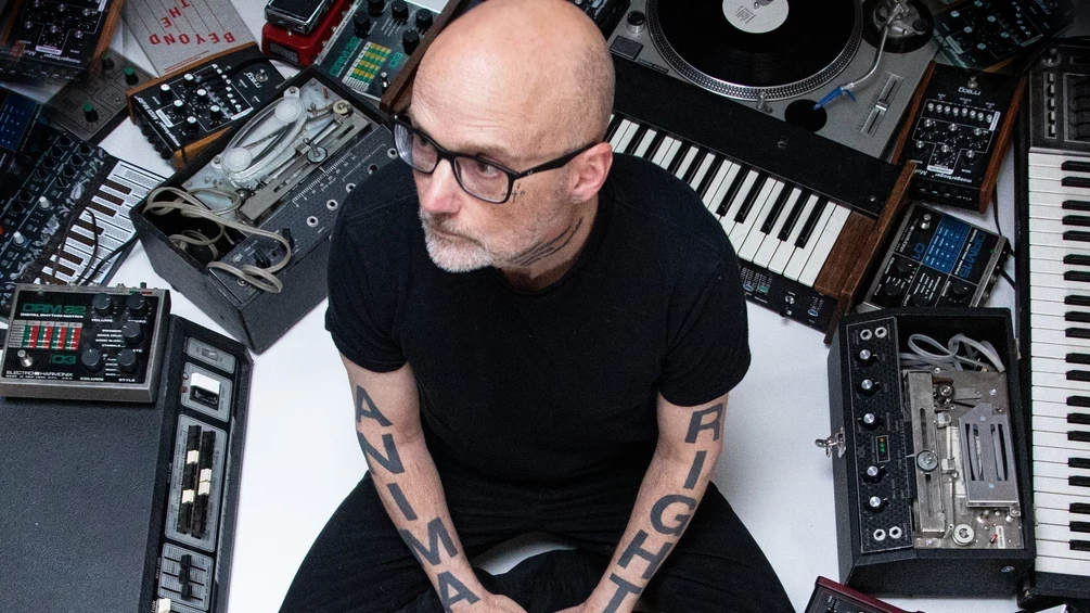 Moby bland sina instrument, uppifrån vy