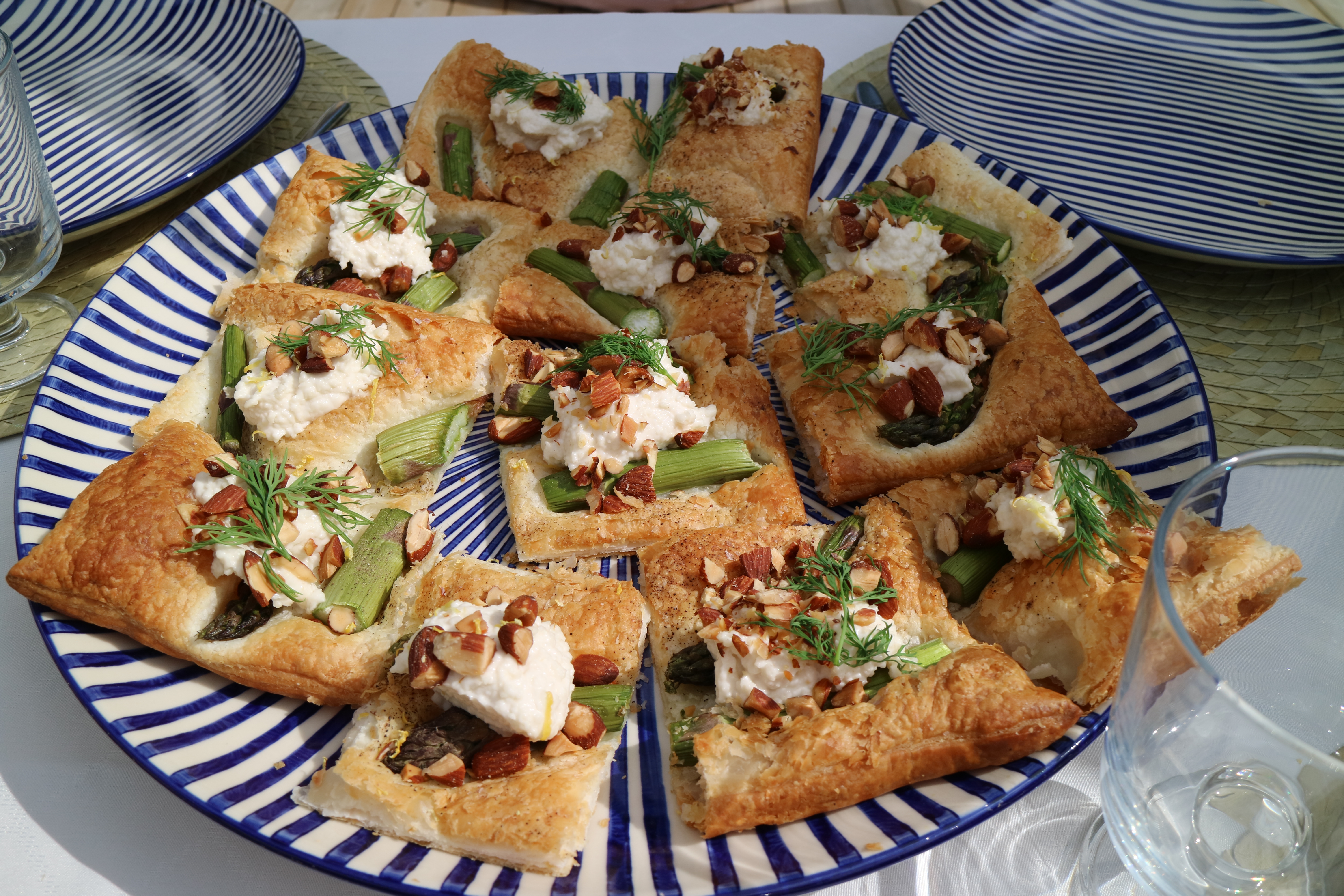 veganska snittar med sparris och parmesankräm