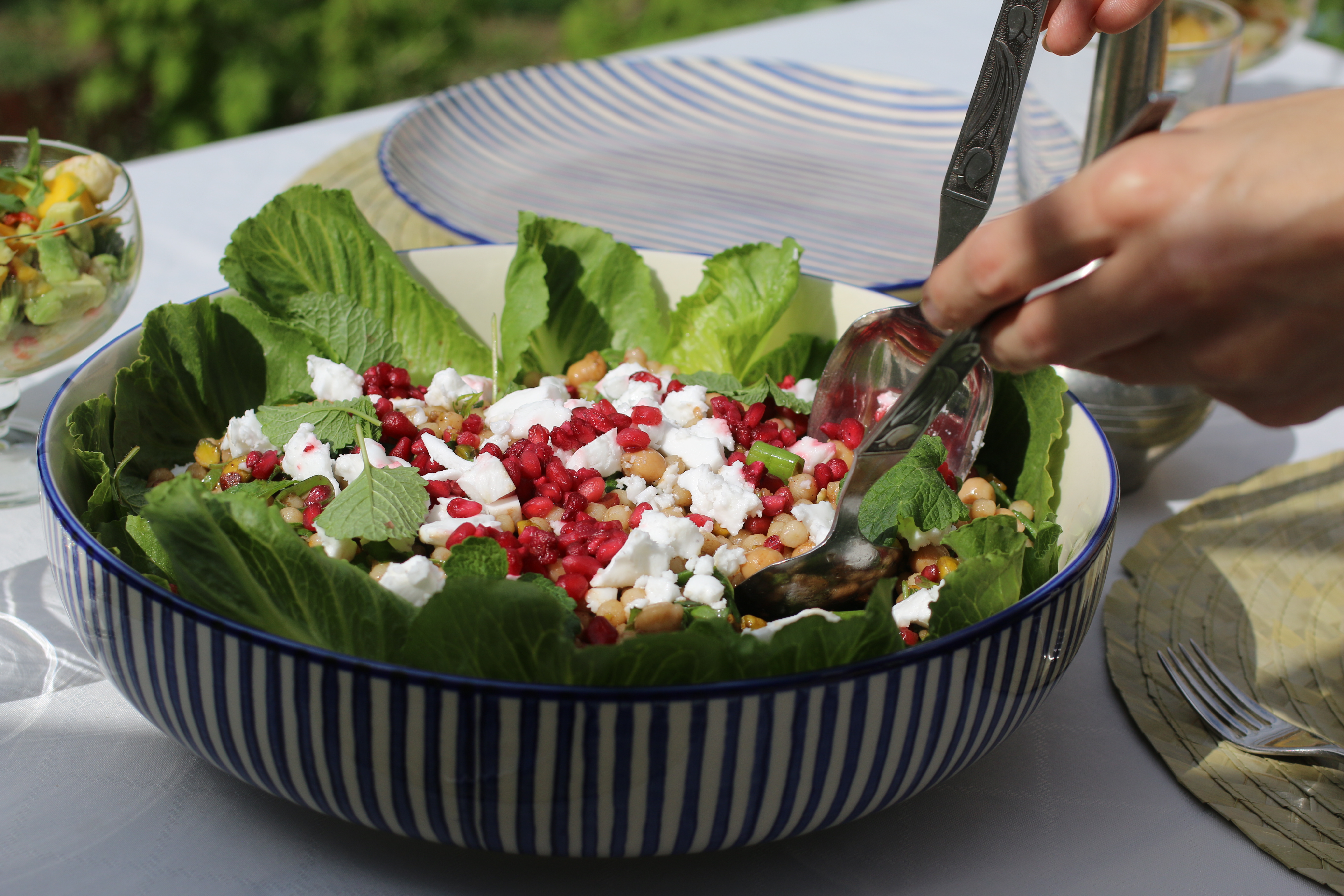En sallad på ett bord utomhus