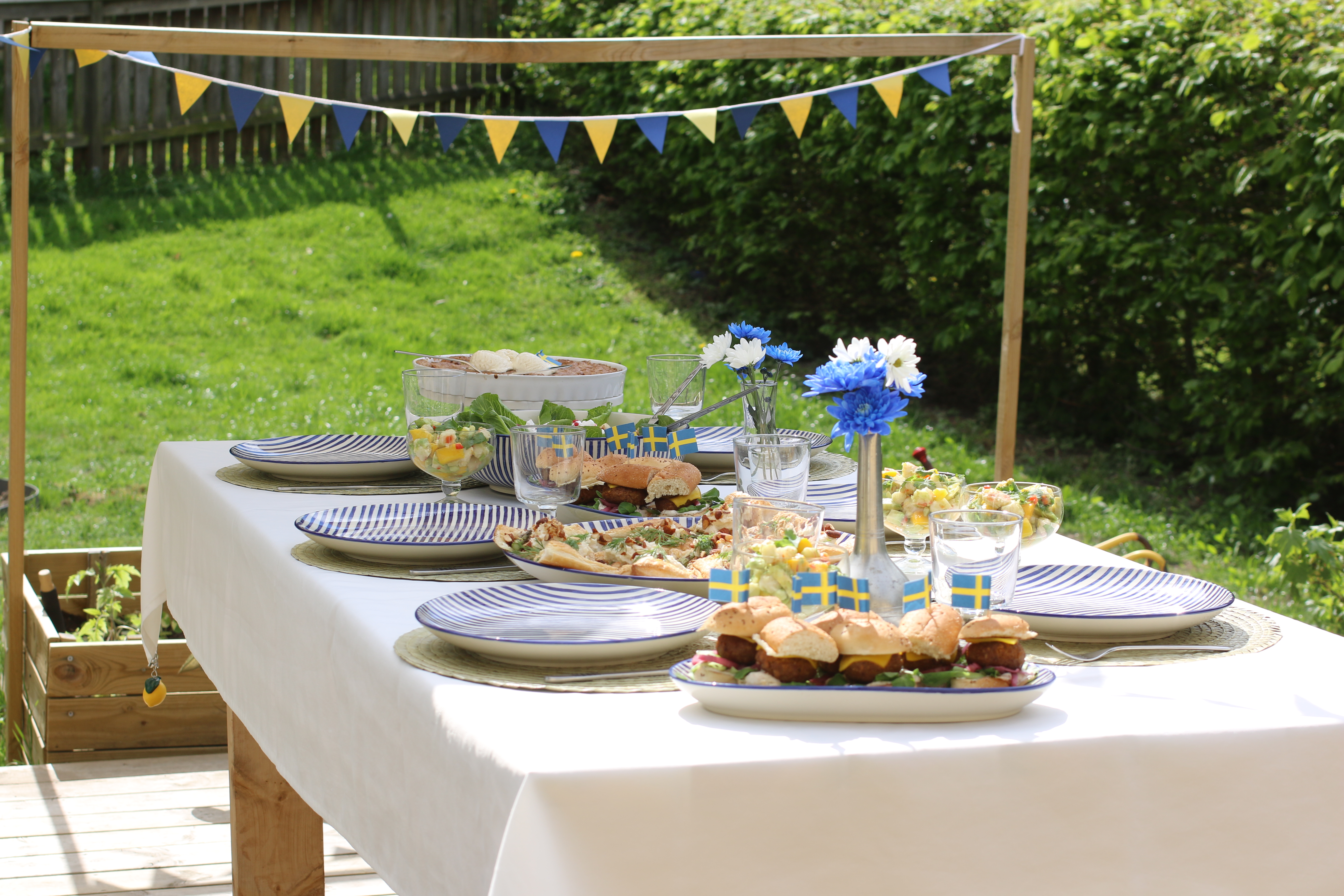 Bord uppdukat med buffé till sommarfesten