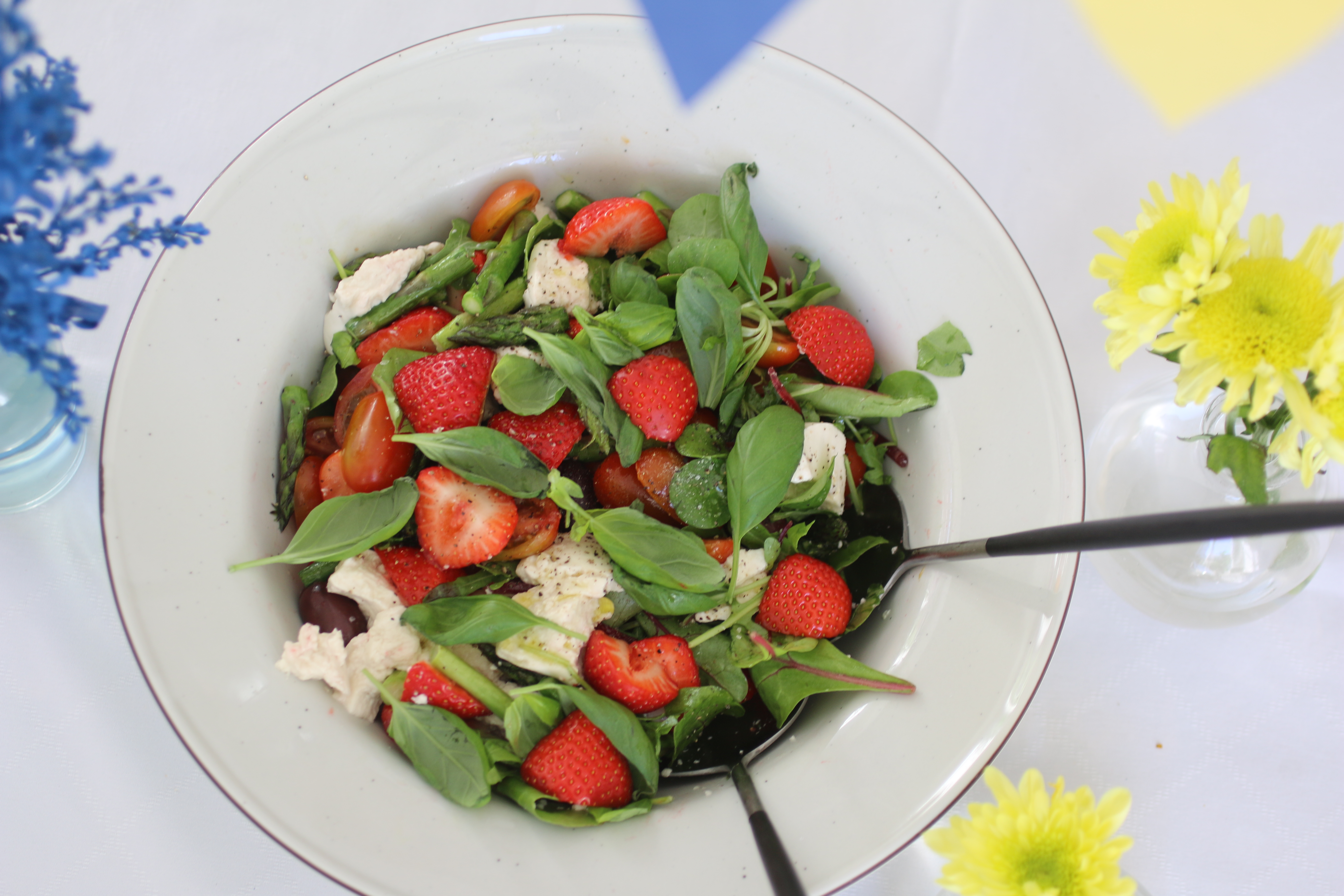 Sommarsallad med jordgubbar och sparris