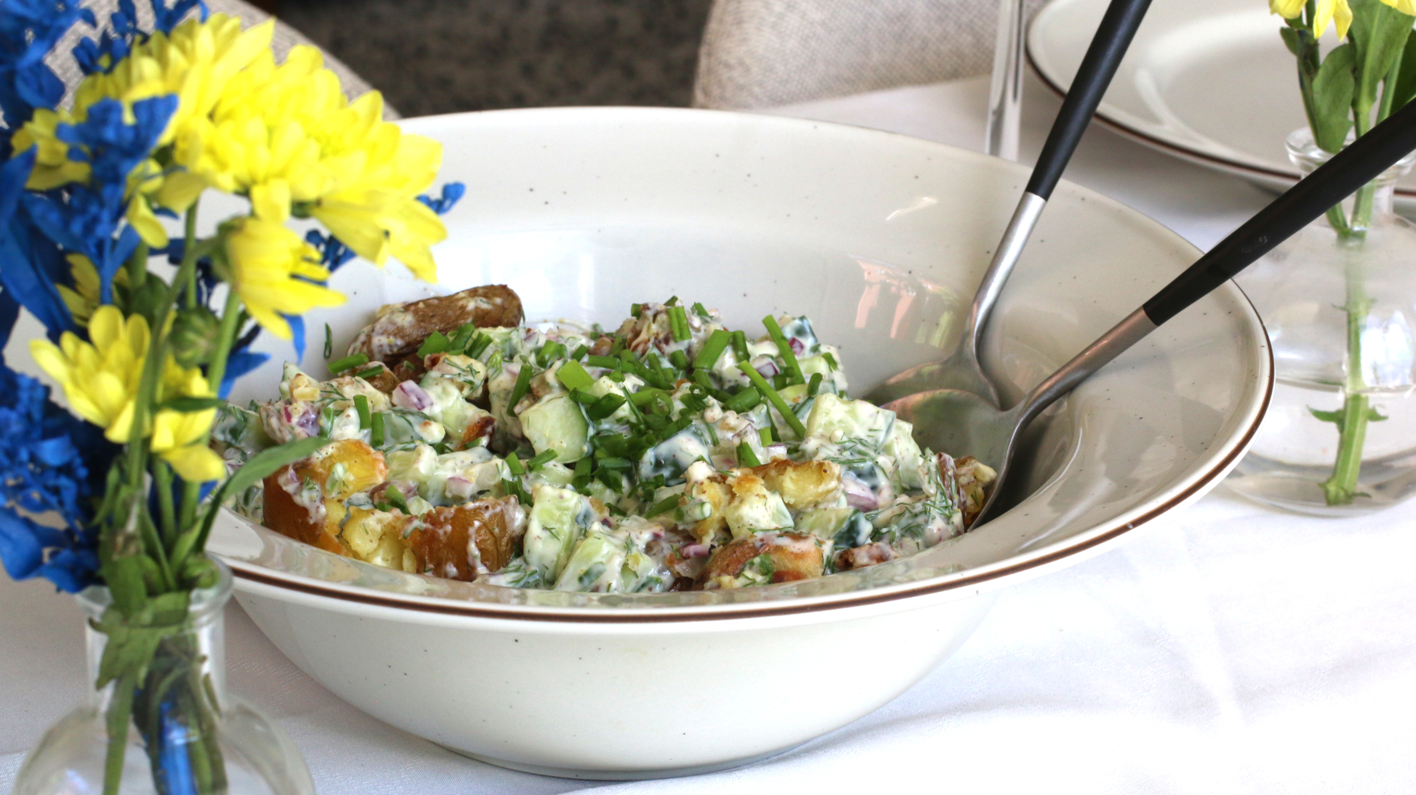 Smashed potatis med dill och senapsröra