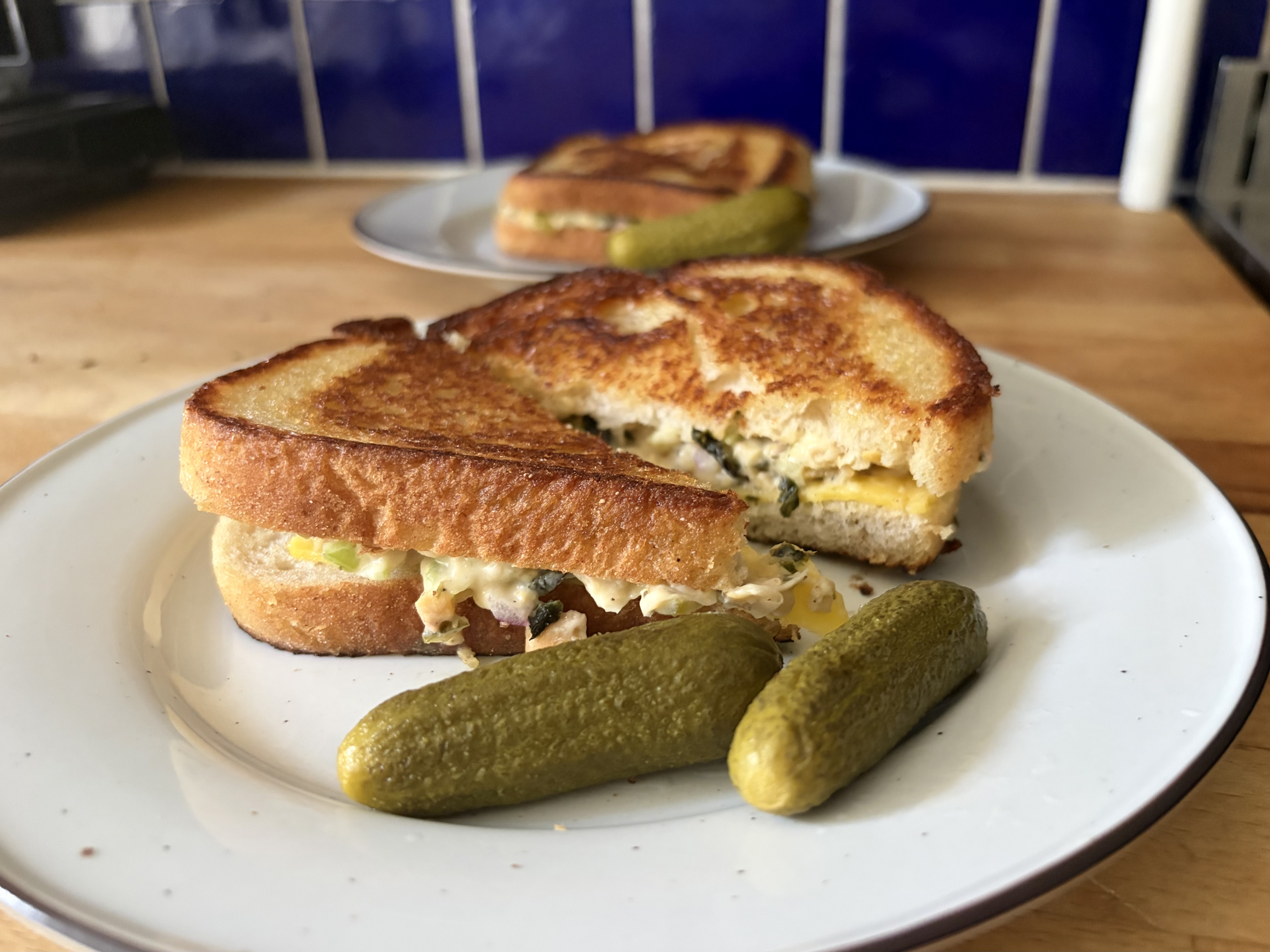 Vegansk tuna melt med pickles