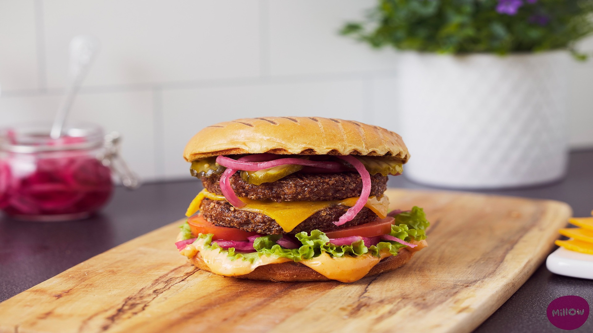 Vegansk burgare på en skärbräda i ett kök