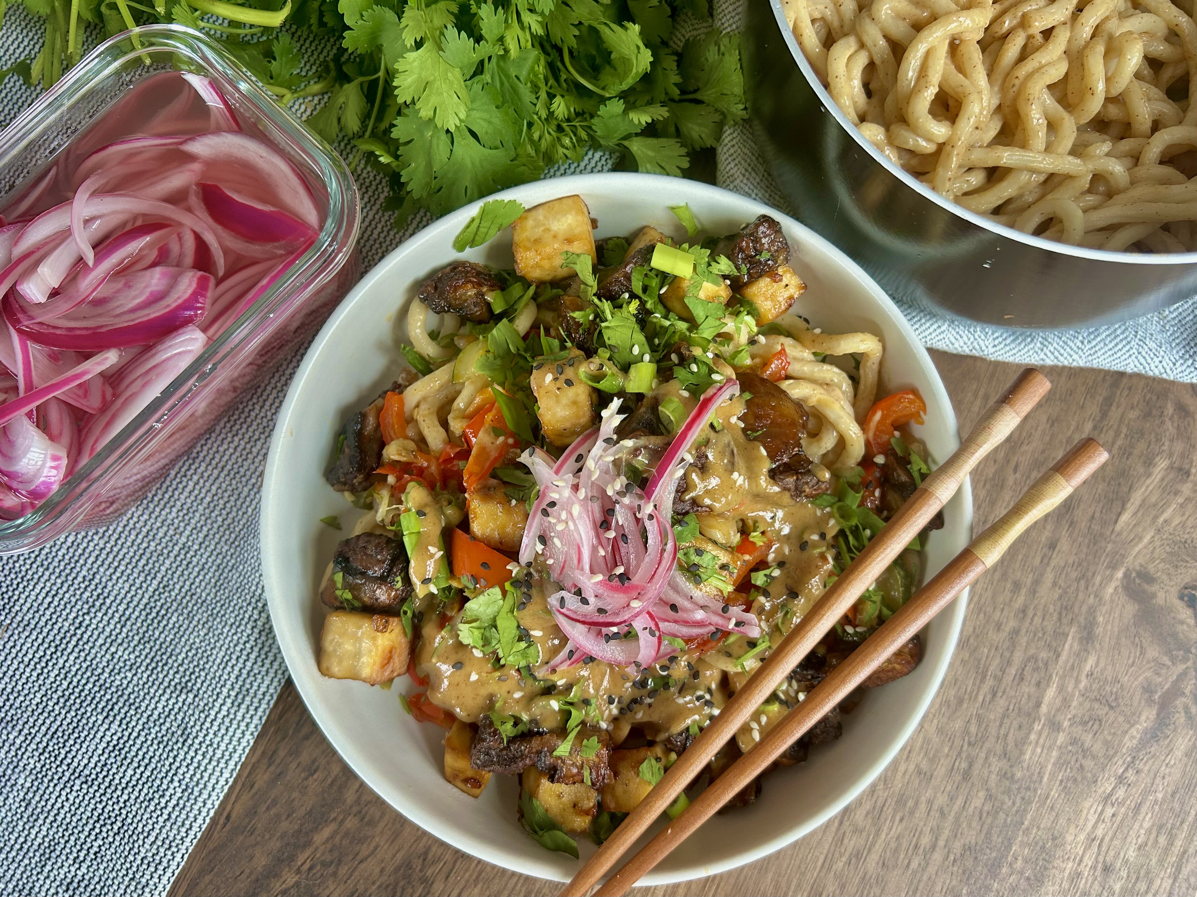 Krispiga udonnudlar med tofu