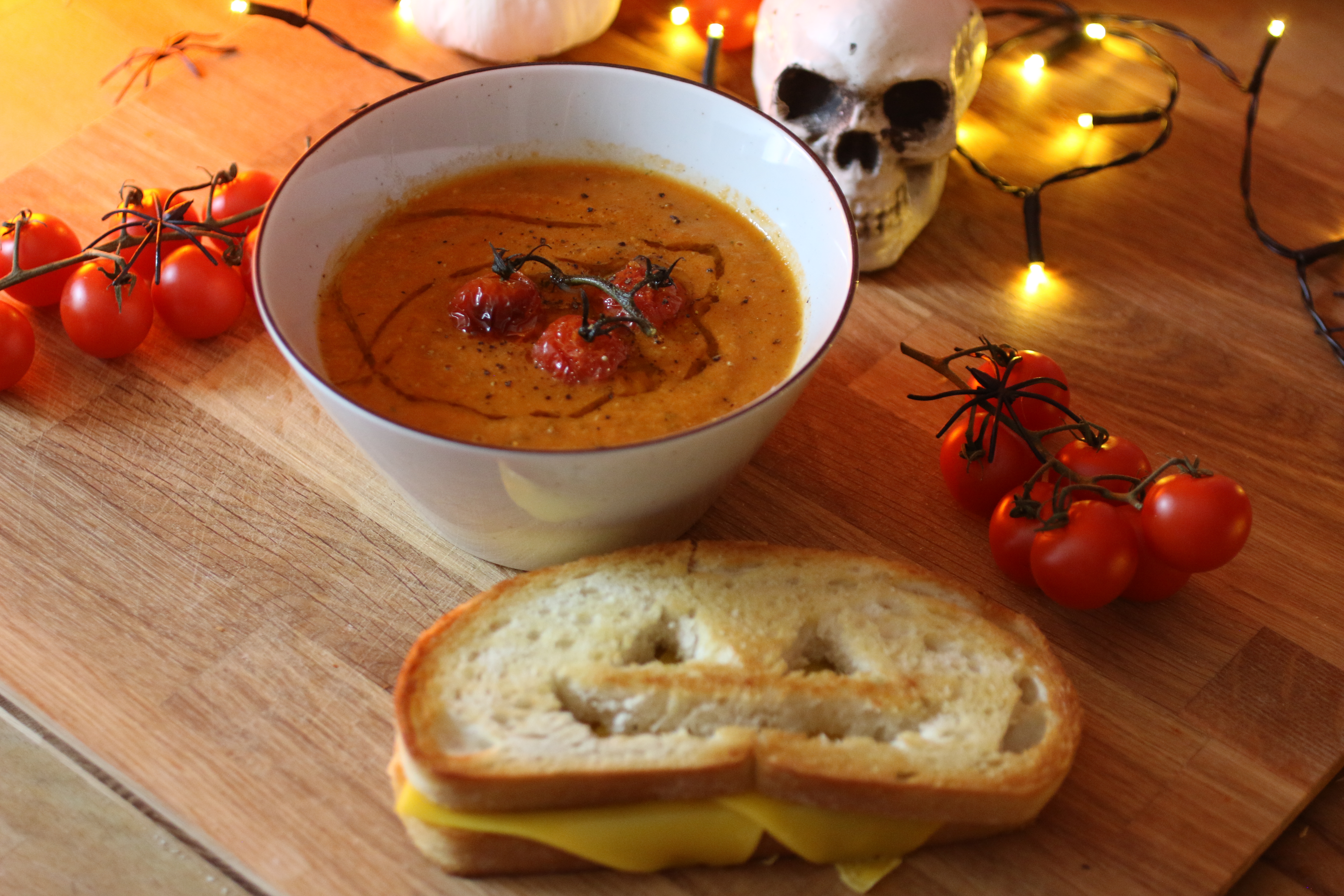Tomatsoppa med läskig grilled cheese