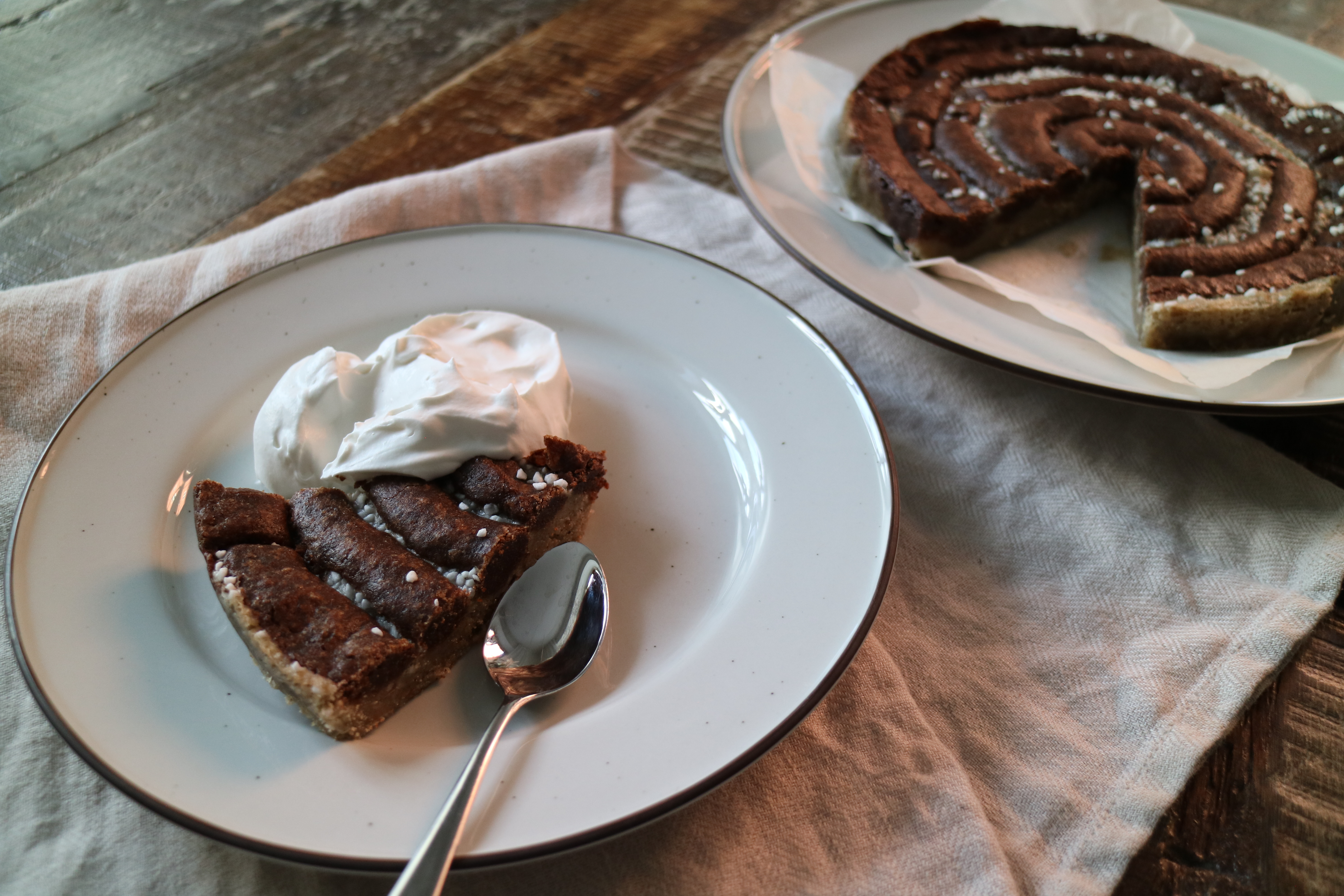Vegansk kanelbullekladdkaka och vispad havregrädde