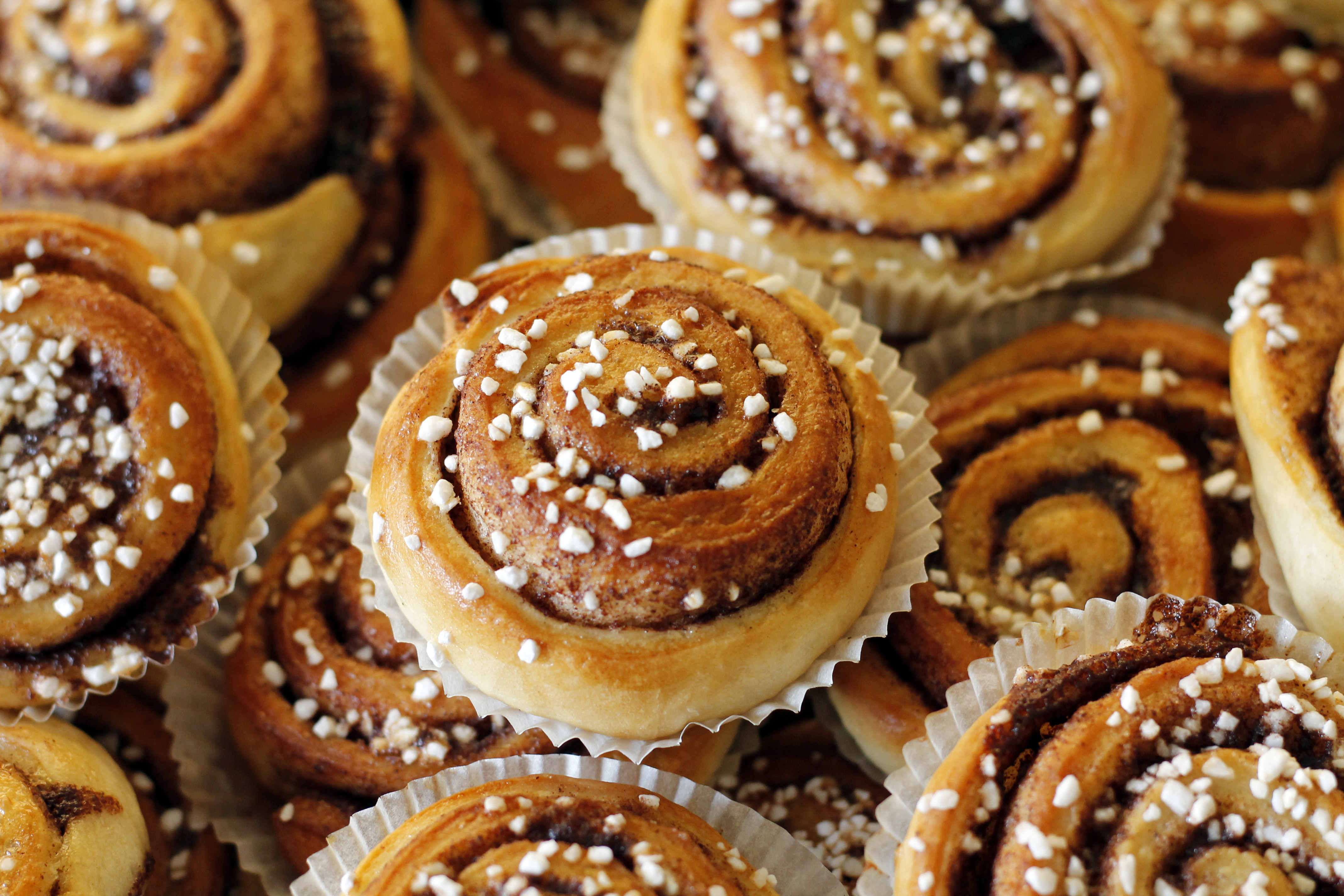 Bild på flera kanelbullar