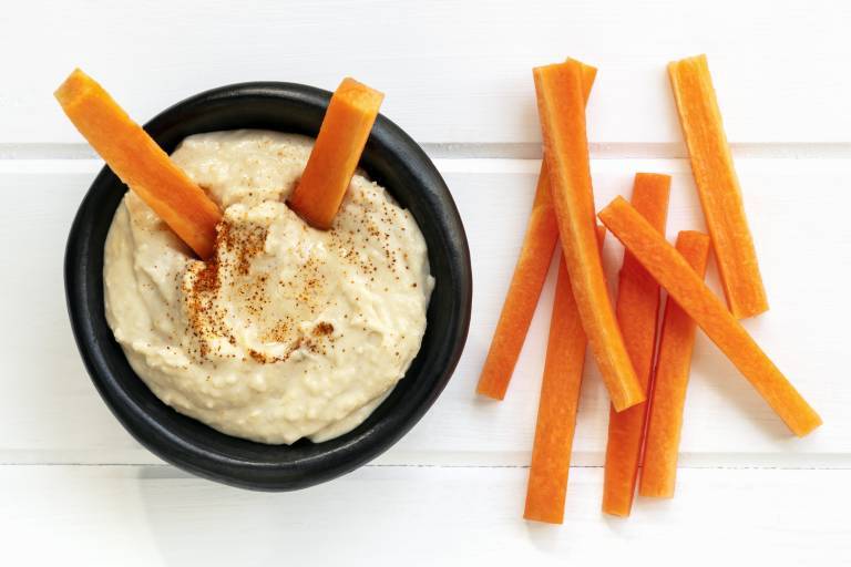 Skål med hummus och morötter