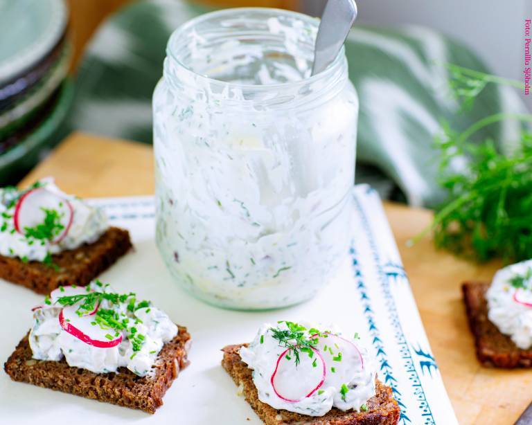 Vegansk gummröra i en burk och på några bitar rågbröd 