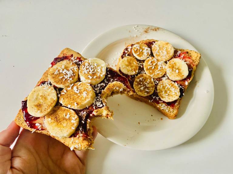 jordnötssmör, drottningsylt och banan på macka