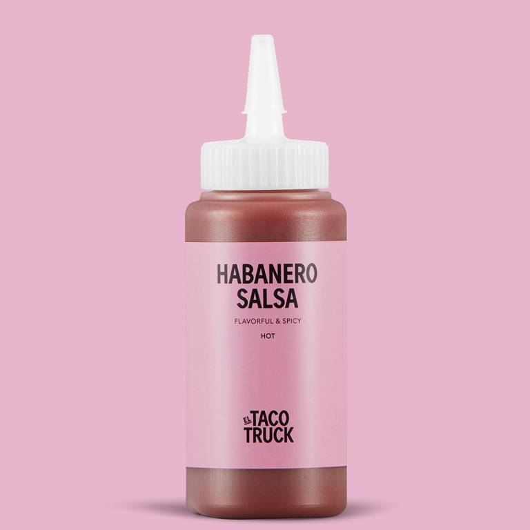 Flaska med sås från El Taco Truck, mot rosa bakgrund.