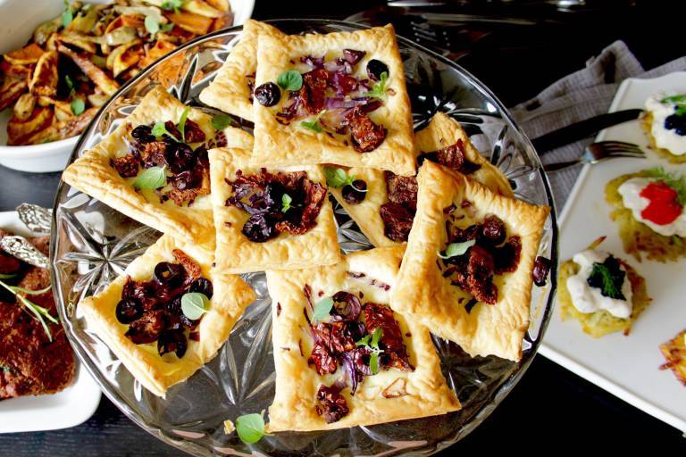 veganska smördesgknyten med soltorkade tomater på ett glasfat