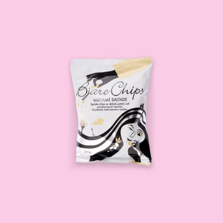 Chipspåse mot en ljusrosa bakgrund. 