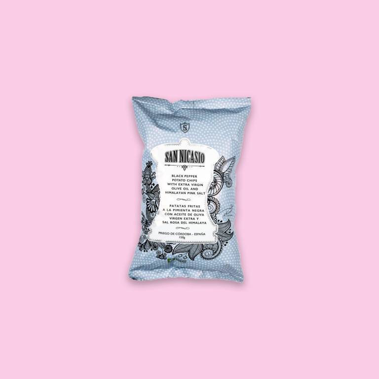 Chipspåse mot en ljusrosa bakgrund. 