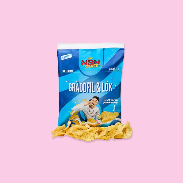Chipspåse mot en ljusrosa bakgrund. 