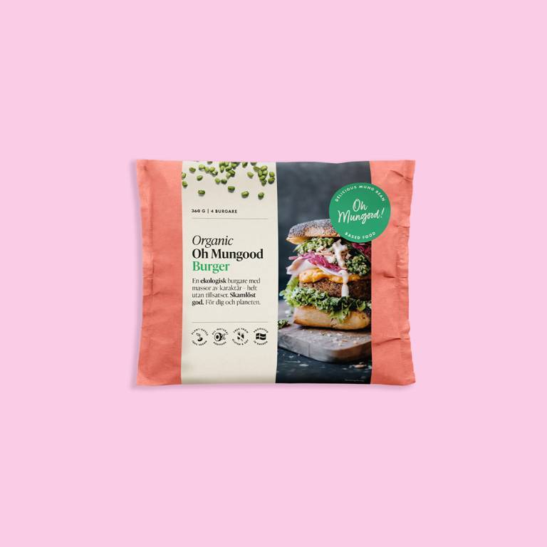 En förpackning med veganska burgare mot en ljusrosa bakgrund