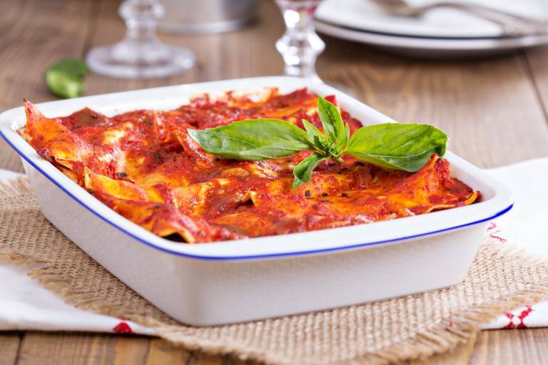Vegetarisk lasagne i en form