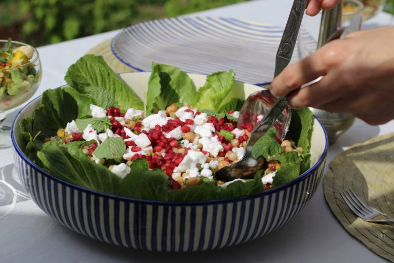 En sallad på ett bord utomhus