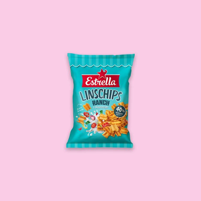 en påse veganska chips mot en ljusrosa bakgrund