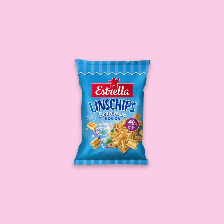en påse veganska chips mot en ljusrosa bakgrund