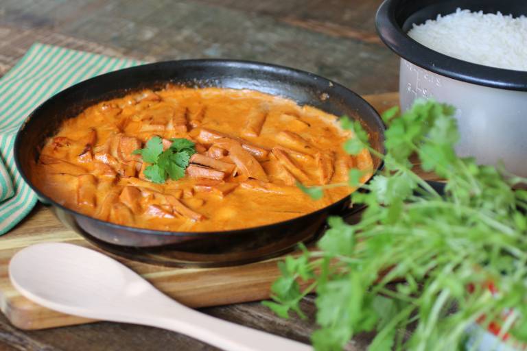 vegansk korvstroganoff i en stekpanna