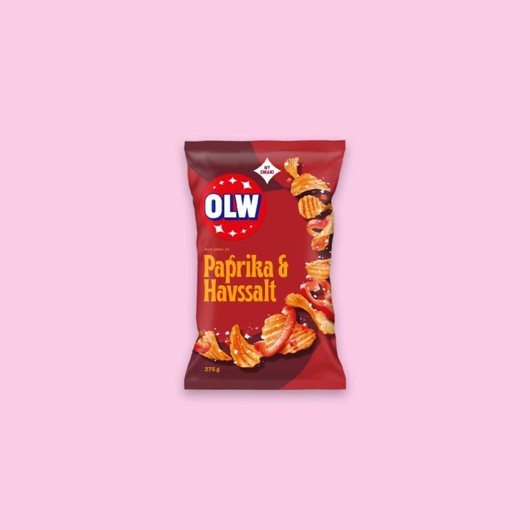 en påse veganska chips mot en ljusrosa bakgrund