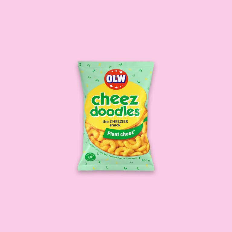 en påse veganska chips mot en ljusrosa bakgrund