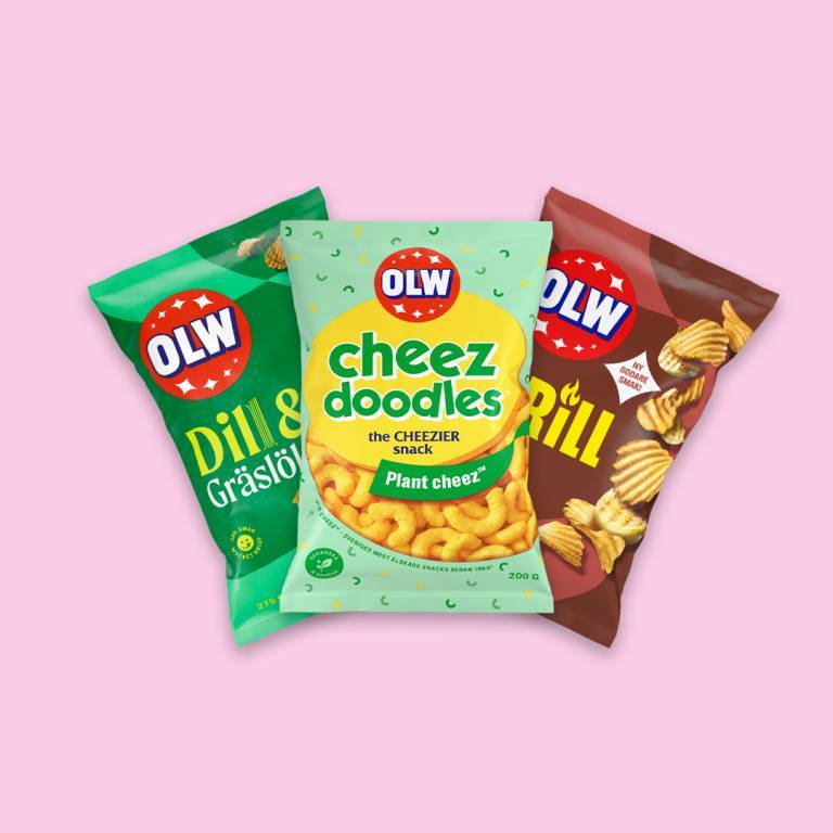 tre veganska chipspåsar mot en rosa bakgrund