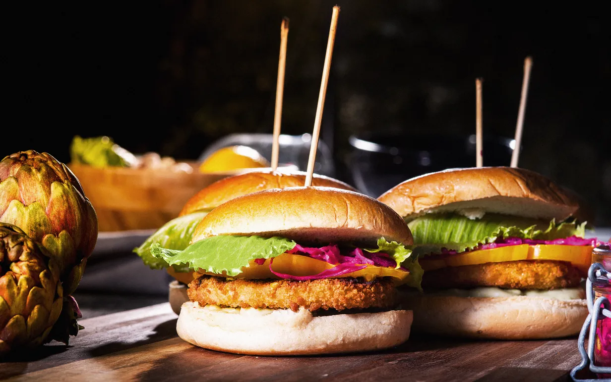 Veganska "chickenburger" på ett bord