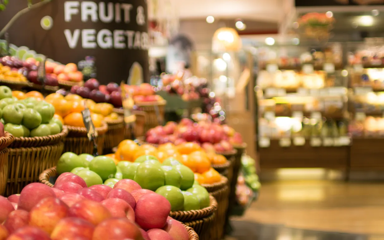 Frukt och grönt-avdelning i en mataffär