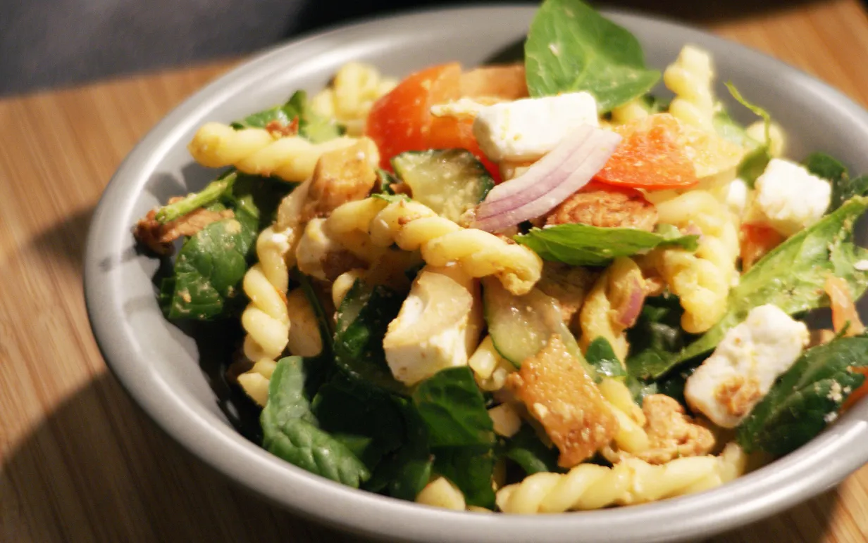 Vegansk pastasallad med vegokyckling