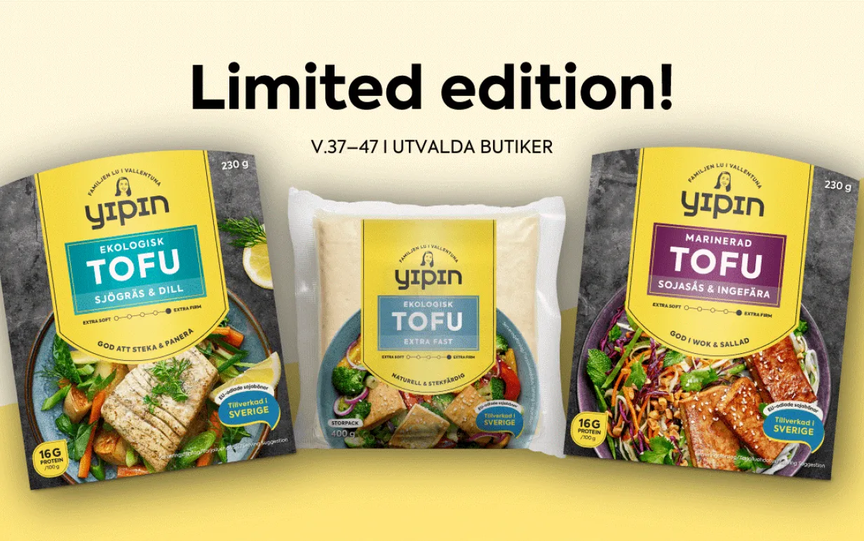 Tre paket tofu uppradade mot en ljusgul bakgrund.