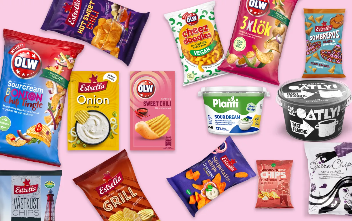 Chipspåsar uppradade mot en ljusrosa bakgrund.