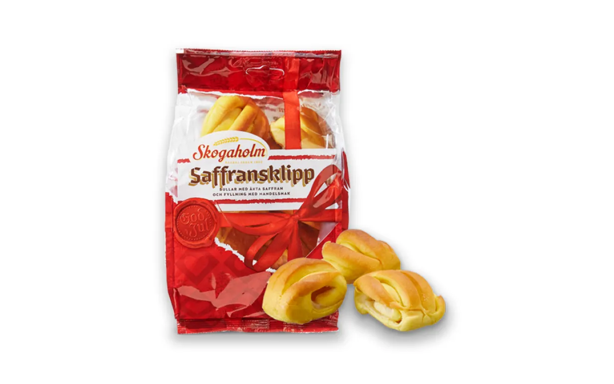 En påse med saffransgifflar i samt 3 gifflar bredvid påsen mot en vit bakgrund.