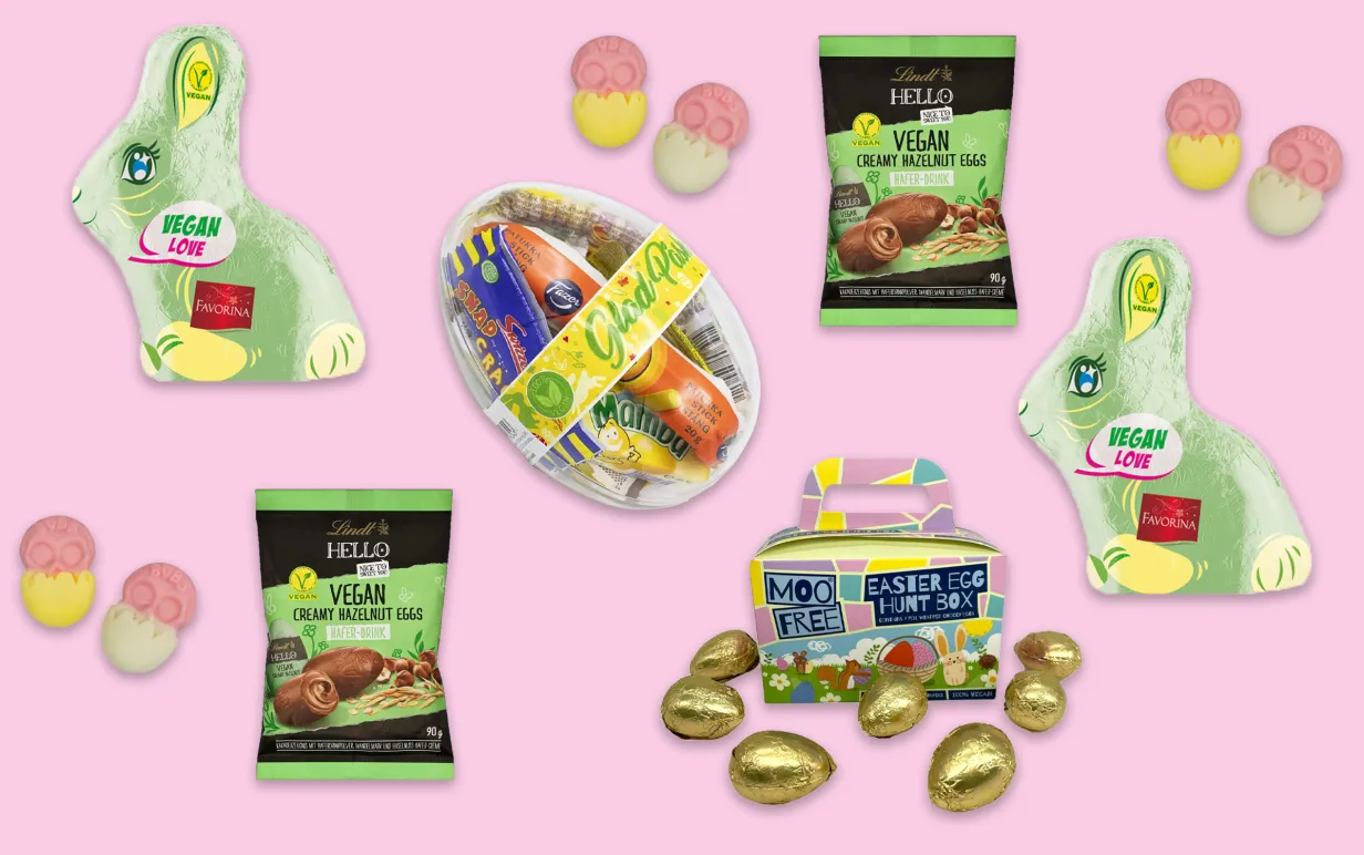 flera veganska påskgodisar utspridda mot en ljusrosa bakgrund