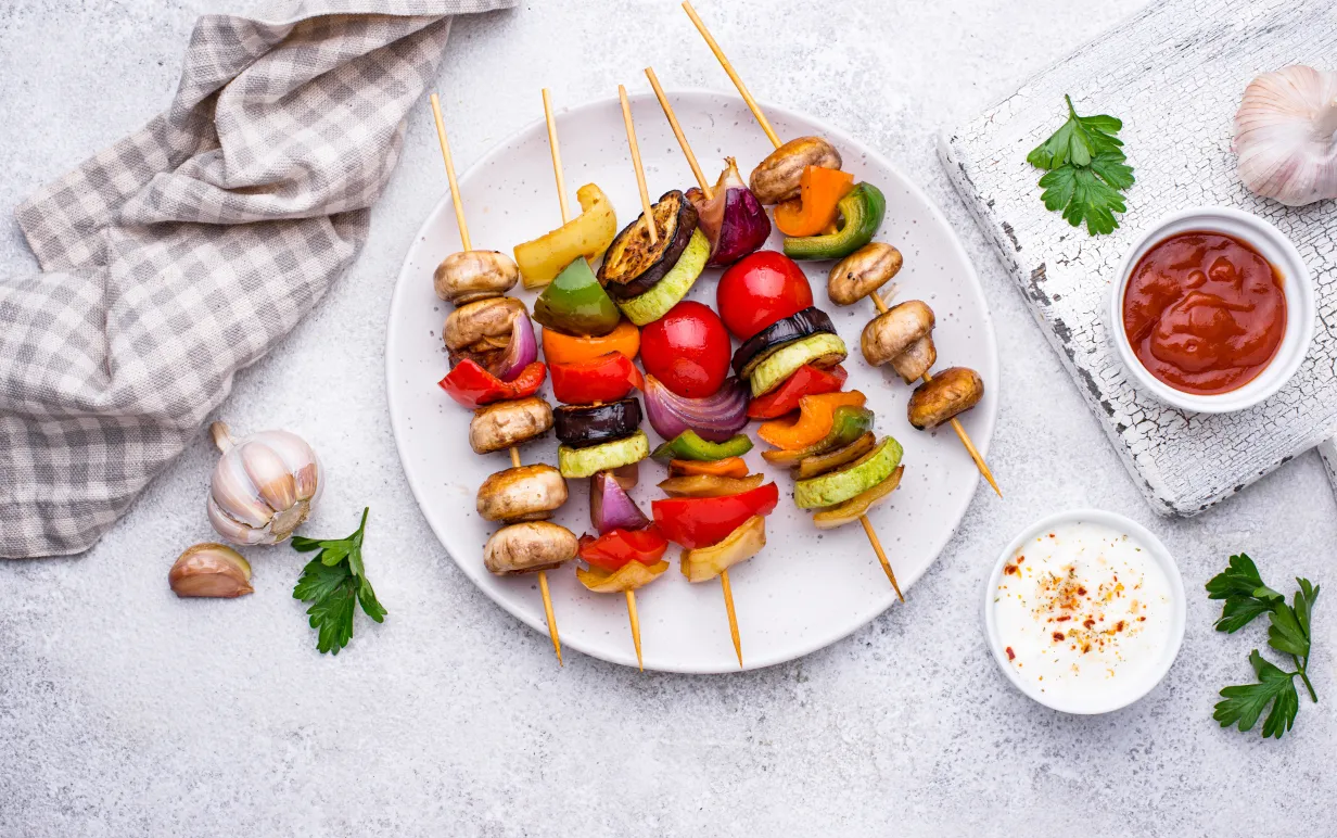 Vegetariska spett med olika grillade grönsaker. Vegansk grillfestmeny.