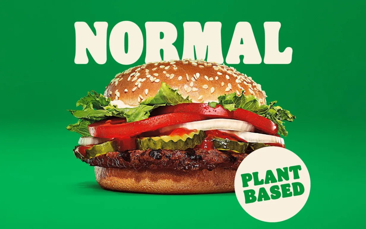 Vegansk hamburgare från Burger King mot en grön bakgrund.