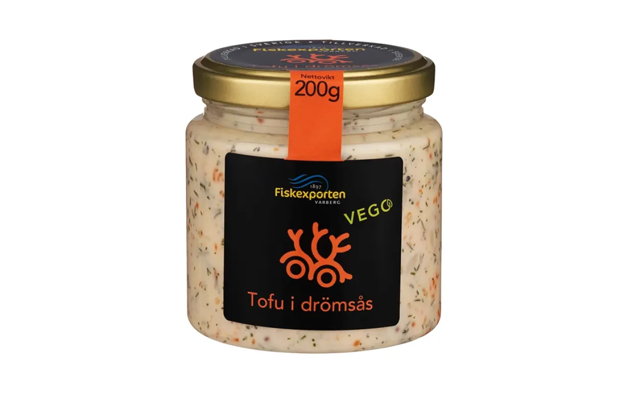 en burk med vegansk sill mot en vit bakgrund