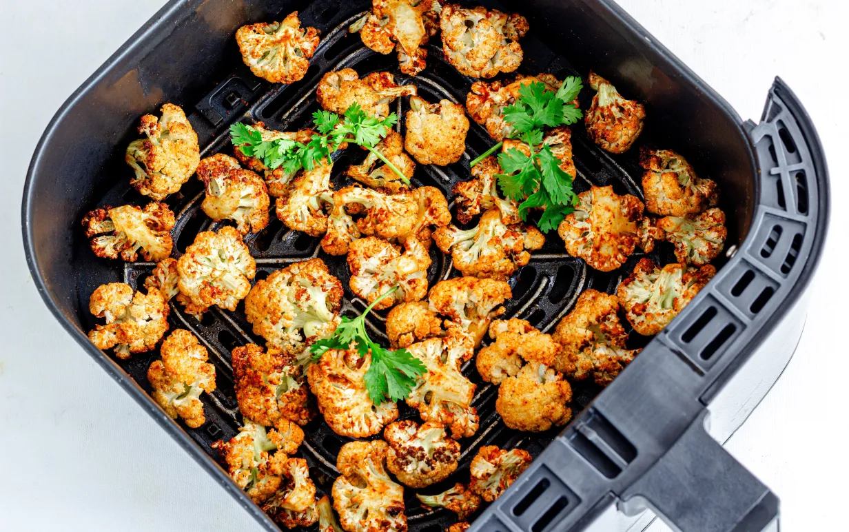 En airfryer med blomkål i