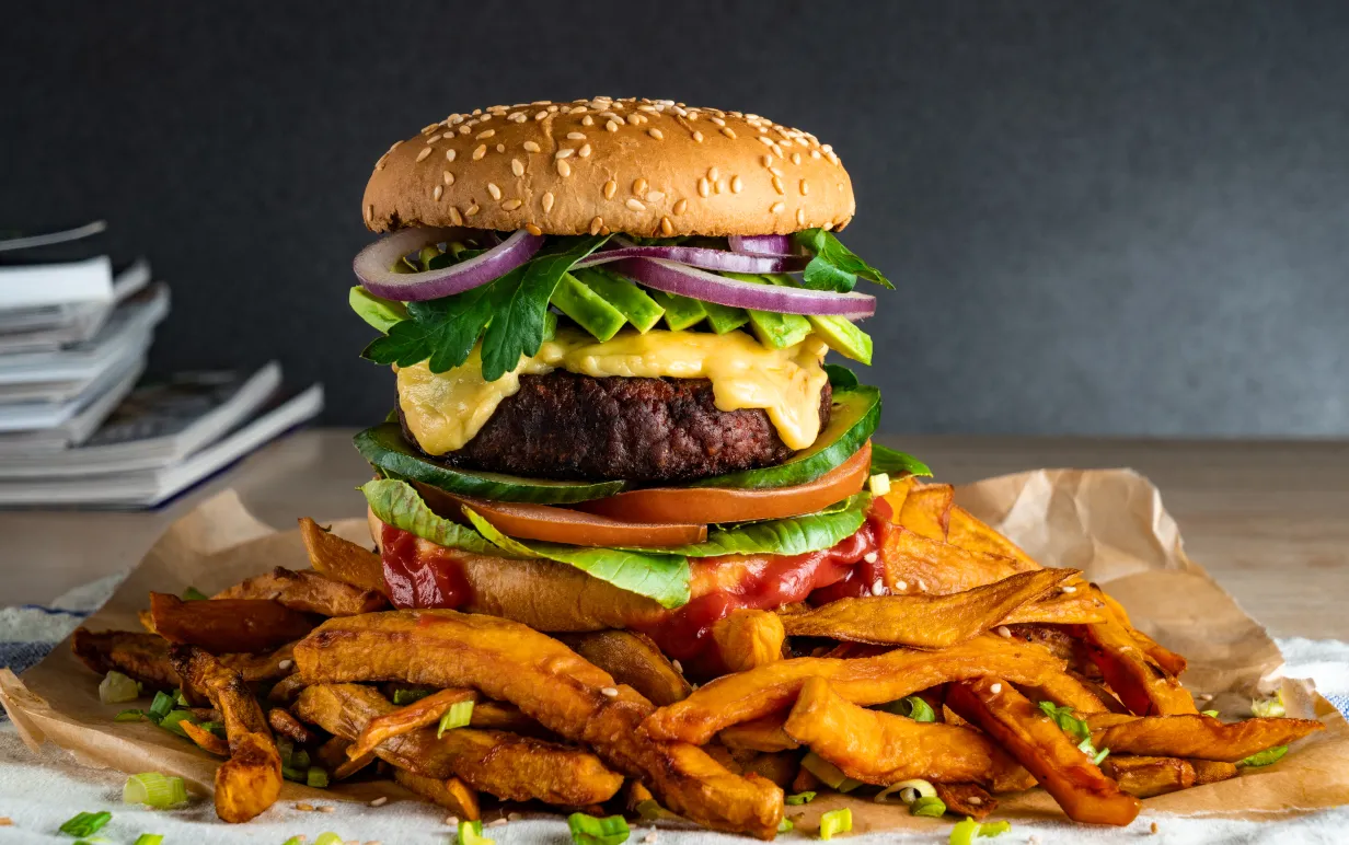 Vegansk hamburgare med sötpotatispommes